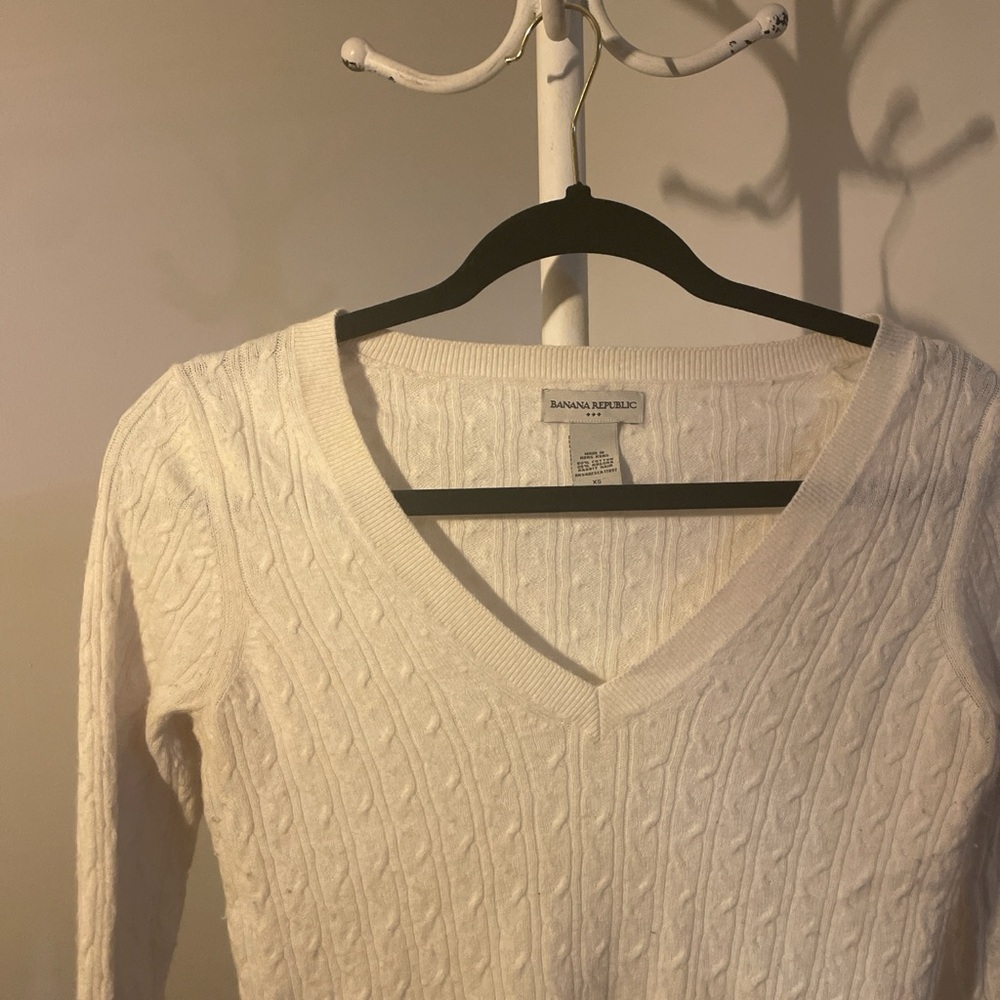 Banana Republic Women's V-Neck Sweater in Cream